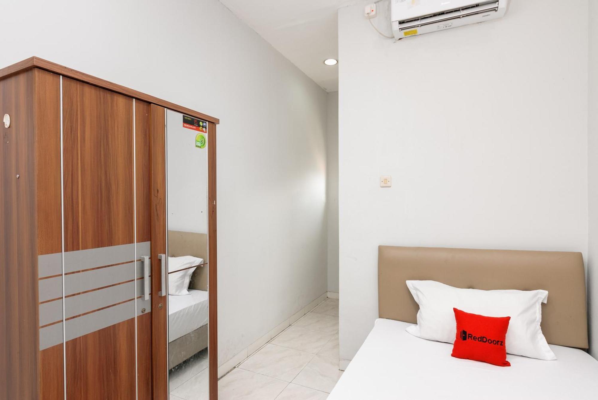 Reddoorz Near Mandaya Royal Hospital Puri Hotel Tangerang Ngoại thất bức ảnh